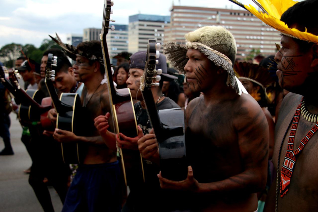 Xondaro (guerreiros) do povo Guarani em marcha por seus direitos territoriais na Esplanada dos Ministérios, em Brasília (DF), durante o 18º Acampamento Terra Livre, em 2022 / Foto: Richard Wera Mirim/CGY