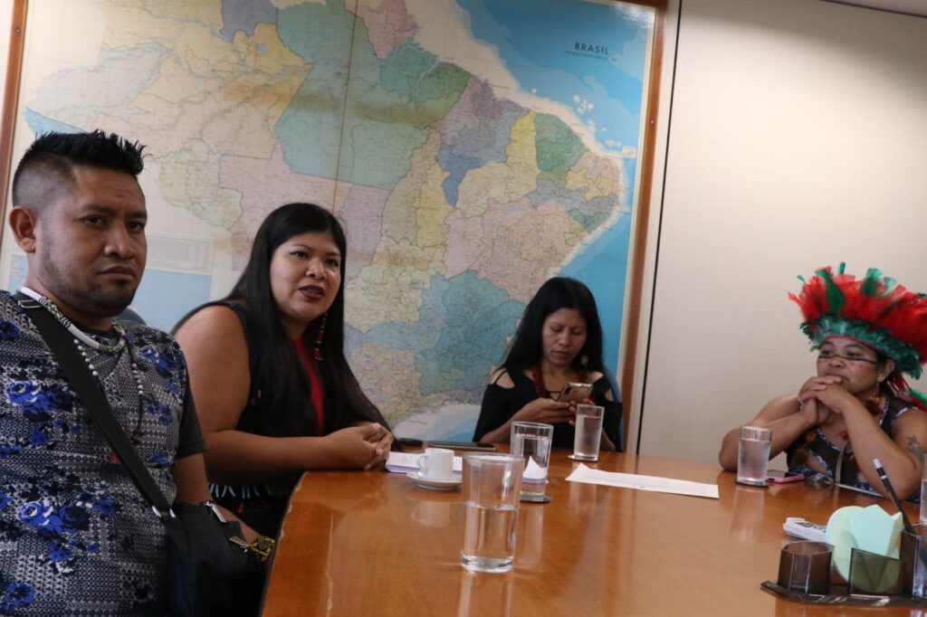 Da esq. para dir., os representantes da CGY Sandro Kuaray, Juliana Kerexu, Neusa Poty e Leandra Rete em reunião no MPI / Foto: Elida Para Yry/CGY