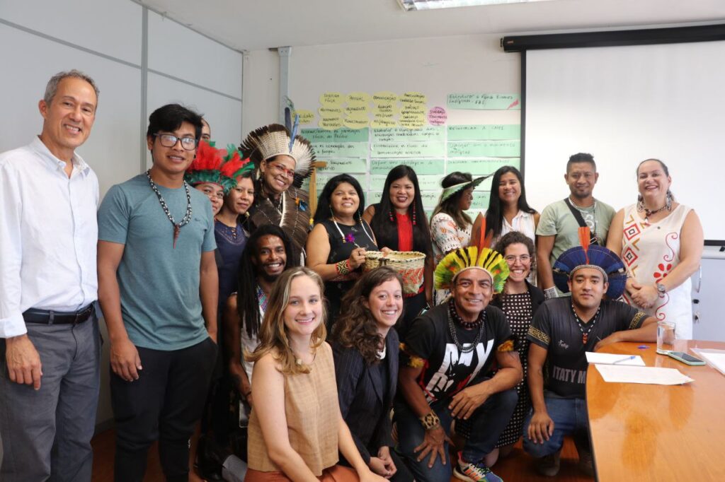 Ministra Sonia Guajajara segura cesto com caneta guarani em meio a lideranças da delegação da CGY / Foto: Elida Para Yry/CGY